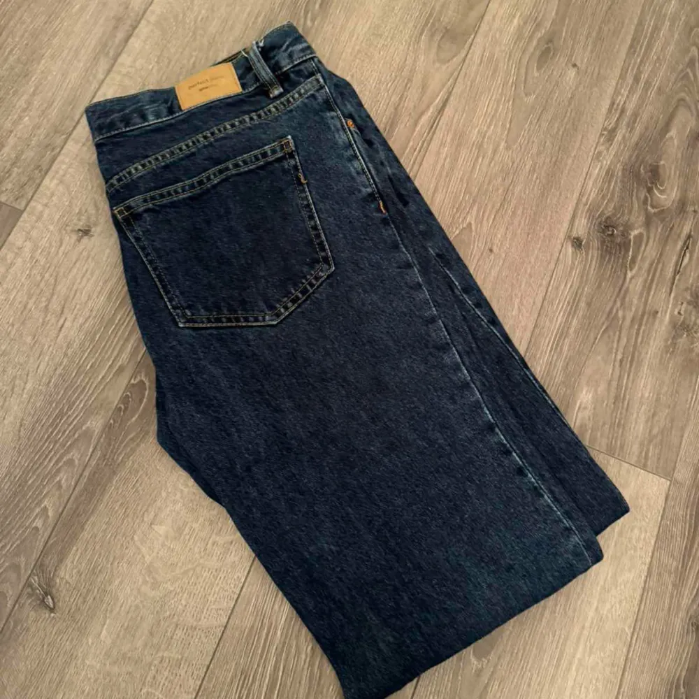 Low straight jeans från Gina Tricot, köpta på Nelly, storlek 40. Nypris är 499 kr, jag säljer dem för 100 kr + frakt. Hör av er vid frågor! 🤍. Jeans & Byxor.