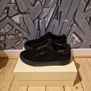 Axel arigato Clean 360 laceless  - Jättefina skor storlek 39. Använda ganska mycket men fortfarande bra skick. Är för små för mig nu så vill sälja bort dom!
