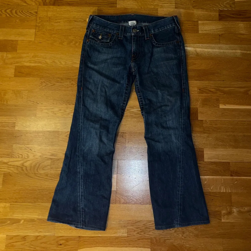 Riktigt fina true religion jeans i storlek 33, de är utsvängda/bootcut och har flaps på fickorna, single needle stitch är gjorda för manligt bruk men fungerar på tjejer också pris kan alltid diskuteras😸😸😸. Jeans & Byxor.