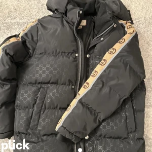 Äkta gucci - Säljer äkta gucci jacka då jag ej gillar den. Qr finns. Tar trades