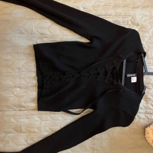 Långarmad topp - Långarmad topp med snörning, sparsamt använd 