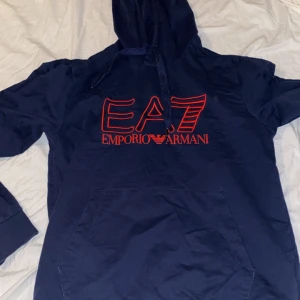Armani tröja  - En fin armani hoodie för endast 200