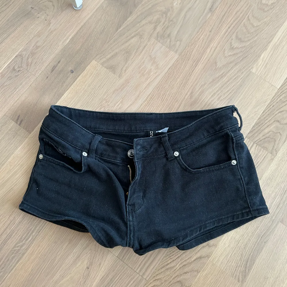 Snygga svarta jeans shorts!! Inga defekter, ser ut som nya  Storlek 38 men sitter som 36. Shorts.