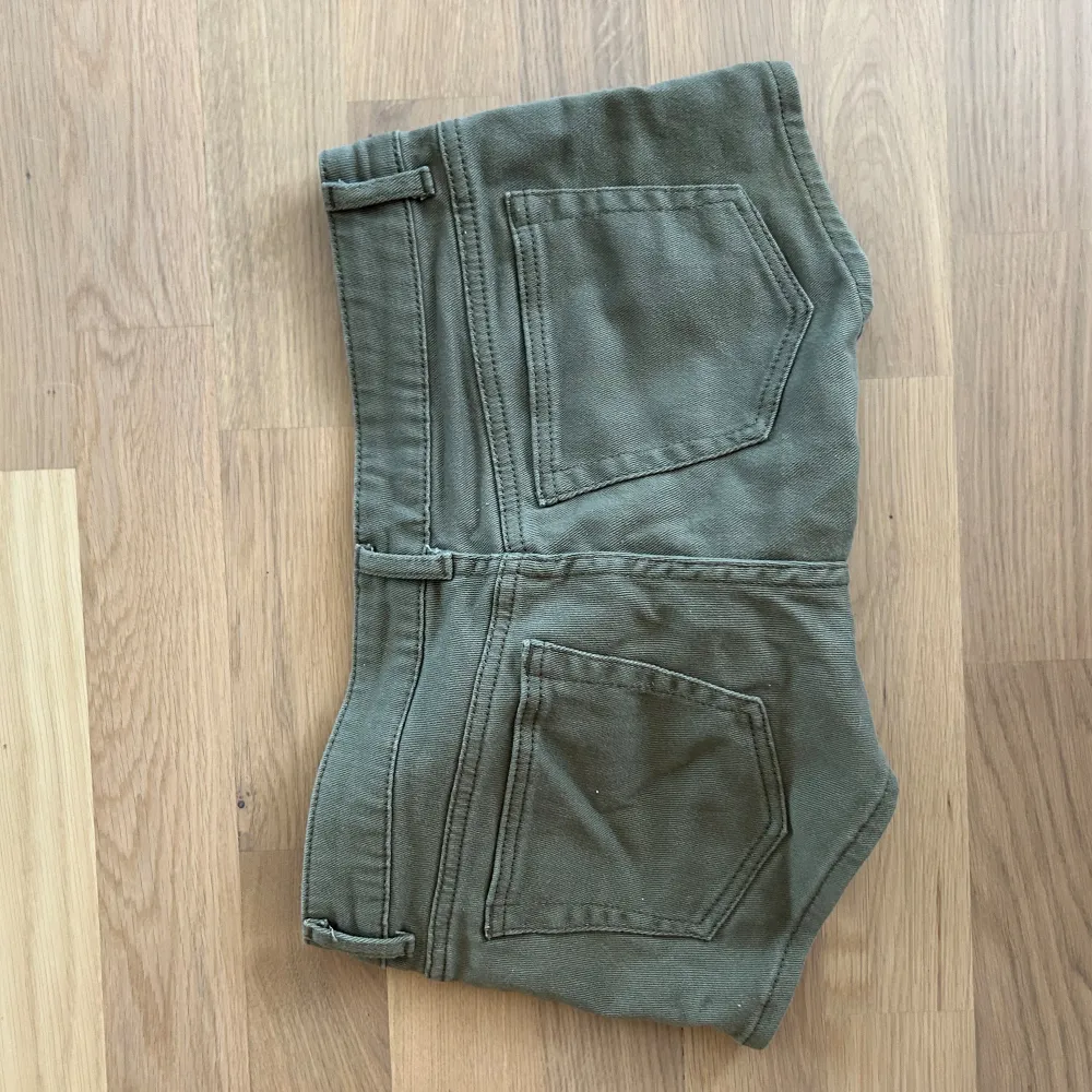 Så snygga gröna jeans shorts!! Skicket är fint, inga defekter Storlek 38 men sitter om 36. Shorts.