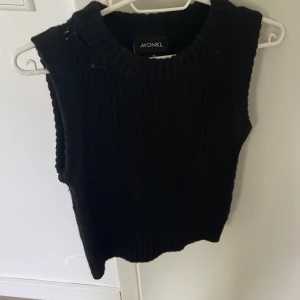 Topp från Monki - En stickad topp från Monki som tyvärr inte kommer till användning längre 🩷 storlek XS men passar en S också 🩷