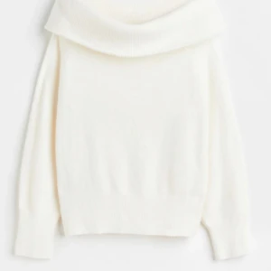 Off shoulder tröja - Stickad off shoulder tröja från hm Storlek xs men passar xs-m Nypris: 200 kr Skriv privat för fler frågor