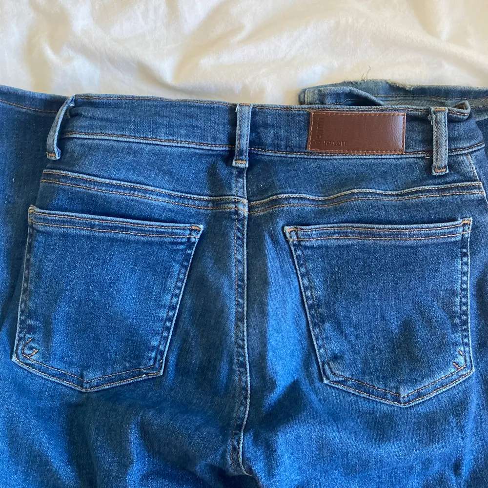 Low waist bootcut jeans från bikbok Waist:xs lenght:33 Nypris: 700 kr Skriv privat för fler frågor. Jeans & Byxor.