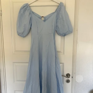 Blå långklänning med puffärm  - Säljer denna blå långa klänningen med puffärm och öppen rygg med detalj. Endast använd 1 gång. Strl s och säljer för 125kr