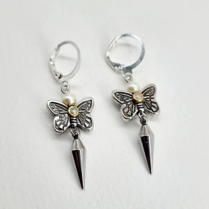 Handgjorda örhängen  - Handgjorda örhängen ● Material- rostfritt stål, plastik ●Örhängeskrokar - rostfritt stål ●Längd -5cm .