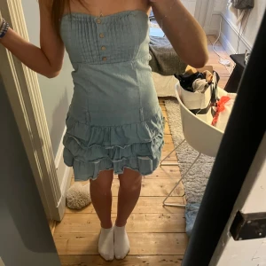 Jeans bandeauklänning  - Axelbandslös jeansklänning med volanger, sååå snygg, strl S jag är ca 172, jättefin ljusblå färg💞 jättefint skick! har resårband uppe så åker inte ner och är sånt material i ryggen så passar XS också 
