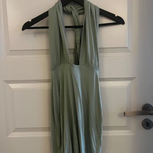 Festklänning - Superfin grön klänning. Passar sommarfesten eller på festival. Otroligt skönt material och mycket justerbar genom att knyta i nacken 💚