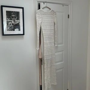 Strandklänning - Säljer denna fina strandklänning i jättefint skick, endast använt fåtal gånger🐚kostade 600kr från början