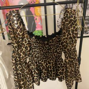 jättesöt blus i leopard mönster med ”puffärmar”, okänt märke. såå fin ihop med en kjol nu till sommaren. endast använd två gånger. Strl medium men passar också på mig som kan va en xs/s i andra kläder. 