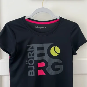 Björn Borg träningströja - Svart träningst-shirt från Björn Borg i storlek S. Tunnt och skönt material. Mycket sparsamt använd. 