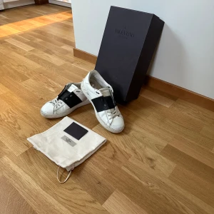 Valentino open skor - Säljer nu dessa sjukt snygga valentino open skor | skick 7/10 | ny pris 7000 kr | mitt pris 1999 kr | Hör av dig vid lilla minsta fundering 🤝😃