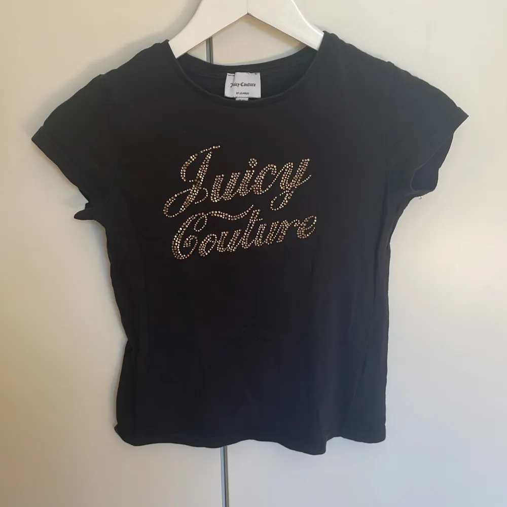 En svart juicy couture tröja med guldig text på. Står att den är i stolek 8-9 år men jag tycker den känns som en xxs.😊😊 . T-shirts.
