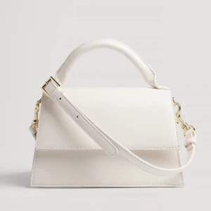 Beige väska - Beige väska från Na-kd. Köpt för 499 kr. Använd endast en gång, precis som ny