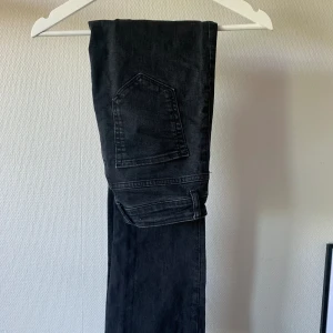 Utsvängda jeans  - Utsvängda jeans som sitter som en smäääääck!!! Köpta på arkivet men de är från Zara. Högmidjade och utsvängda, passar mig som är 169cm, men om man är kortare går de nog att klippa!