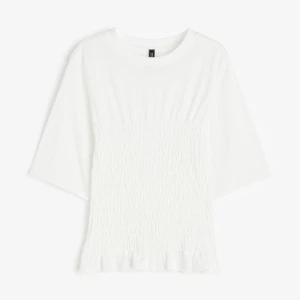 HM smockad t-shirt🙌🏽🙌🏽 - Så snygg väldigt eftertraktad topp!! Nästan slutsåld överallt💓 Nyskick och aldrig använd.    ⚠️skriv till mig innan du trycker på köp nu