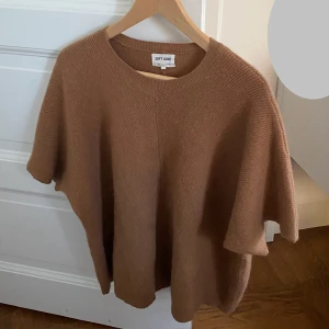 Soft Goat Kortärmad T-shirt - Nypris: 2200 kr  Bra nyskick! liten fläck som knappt syns, därav priset Storlek: XL (kan passa L-M)  100% Kashmir