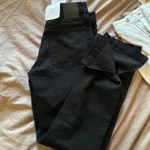 svarta slim jp slit svarta jeans ifrån bikbok som sitter perfekt på och är jätte sköna att ha på. 