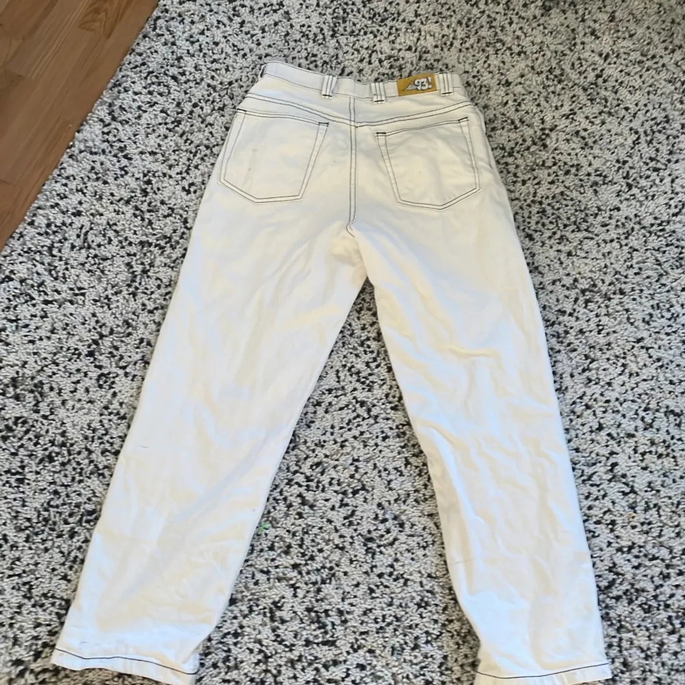 Riktigt feta vita Polar 93 jeans i fint skick! inga slitningar, knappt använda!. Jeans & Byxor.