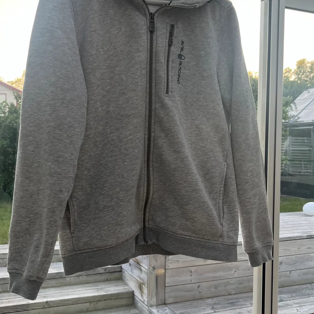 Köpt för 1000kr, kvitto finns, fint skick och priset kan diskuteras.. Hoodies.