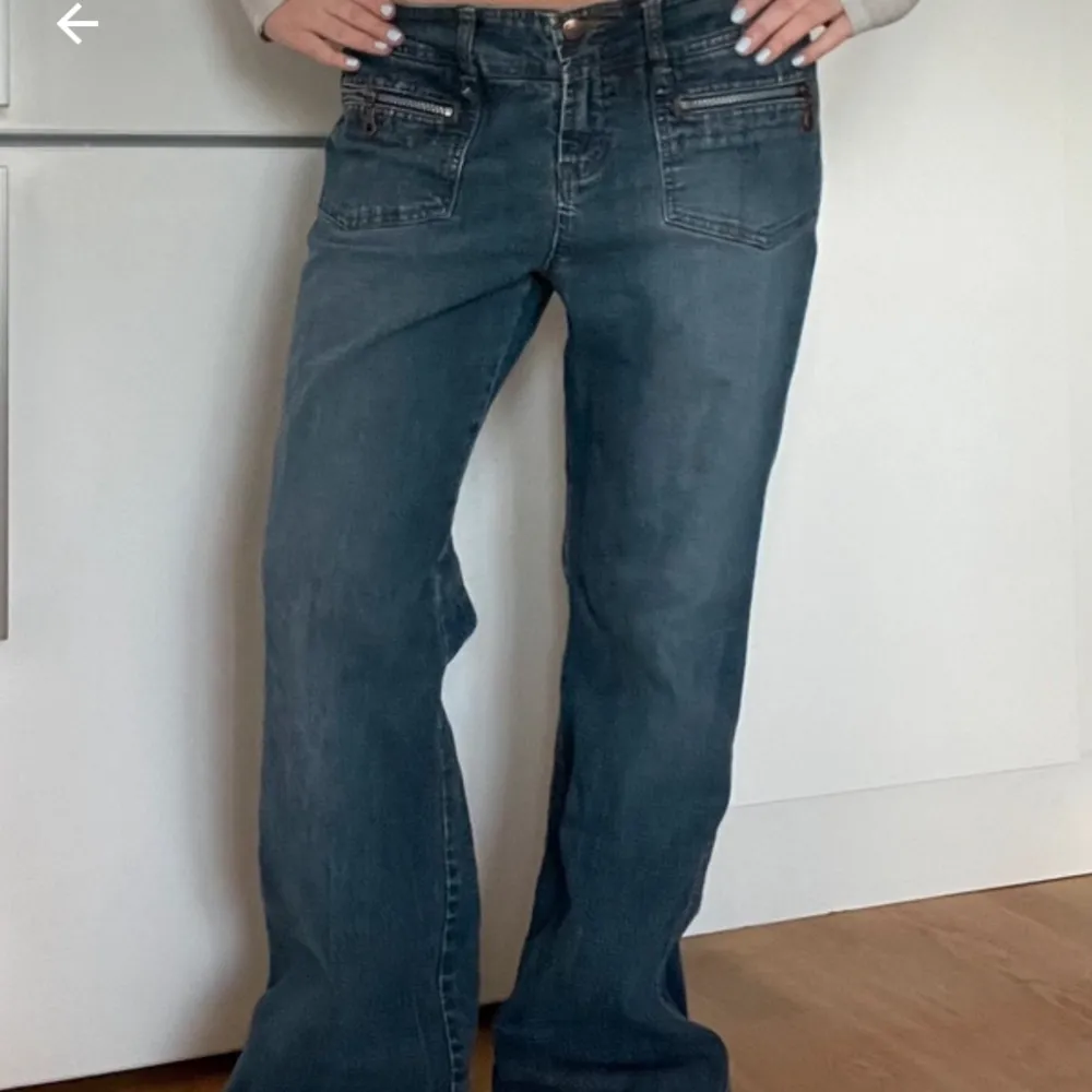 Säljer dessa bootcut jeans som passar S/M och någon som är ca 168-173 cm(efter att jag sprätte upp dom längst ner)💛 Dom är i perfekt skick💛vet inte märket. Jeans & Byxor.