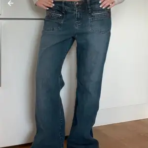 Säljer dessa bootcut jeans som passar S/M och någon som är ca 168-173 cm(efter att jag sprätte upp dom längst ner)💛 Dom är i perfekt skick💛vet inte märket
