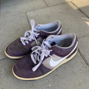 Nike Dunk Low - Säljer dessa välanvända Nike Dunk Low i lila och silver / glitter, skriv vid frågor!