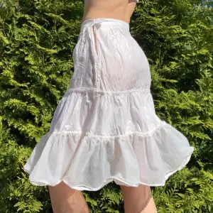  Så fin vit sommar kjol med puffig volang längst ner!    knälång längd🌸 