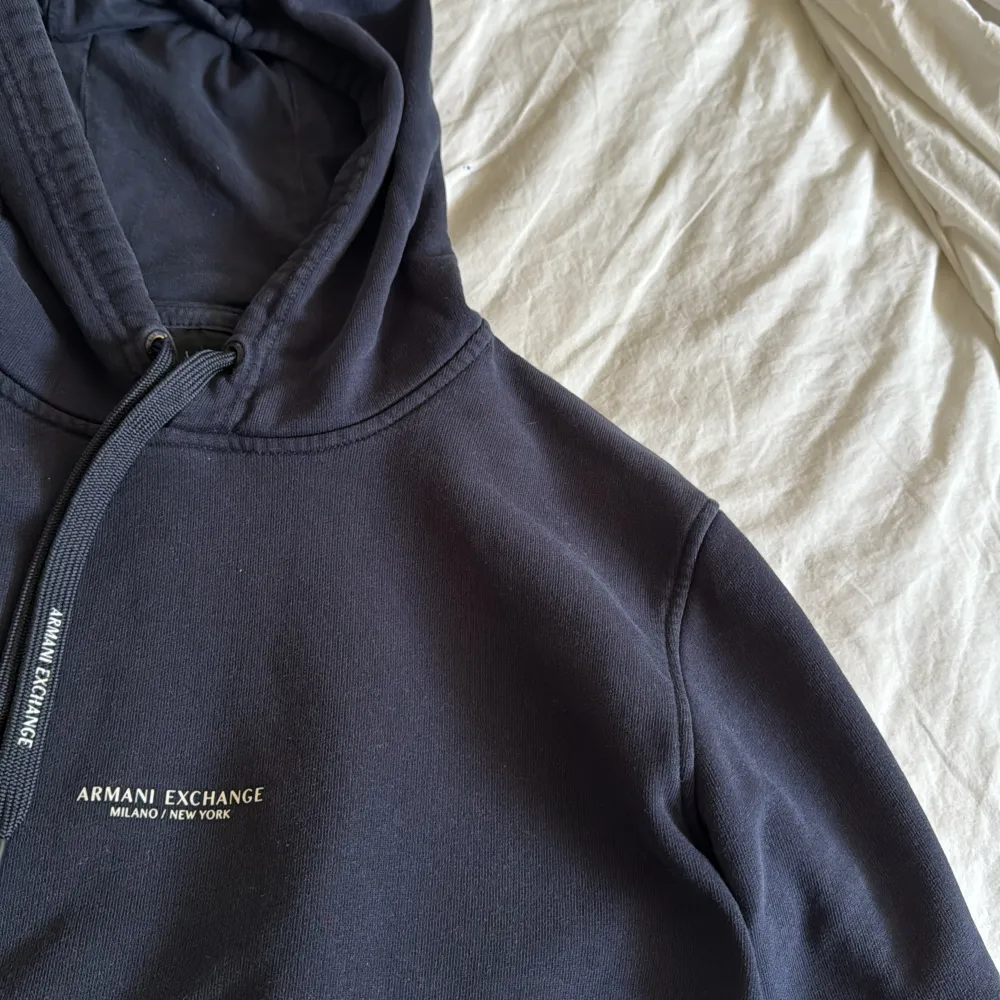 Armani Exchange hoodie i bra skick, 8/10. Storlek XS, inköpt från Zalando. Bara att höra av sig vid frågor 🚗. Hoodies.