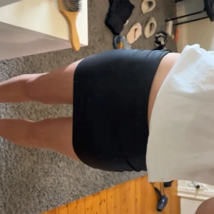 Kjol - Säljer denna superfina kjol då den tyvärr inte passade mig💗lånade bilder, bara att skriva vid frågor🥹