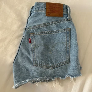 Levi’s jeansshorts  - Jätte fina ljusblåa jeans short inte min stil 💓