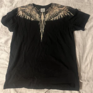 Marcelo burlon t-shirt - Tröjan är några veckor gammal och säljs för att den inte passar mig. 