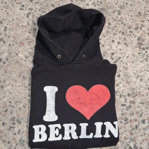 I❤️BERLIN hoodie - Size M but fits M/S  Jätte bra cropp och passform  Inga defekter alls