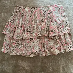 Kjol från Zara i storlek s, köpt förra sommaren. Använd en gång. Har inbyggda shorts. 💞har dragkedja på sidan! 