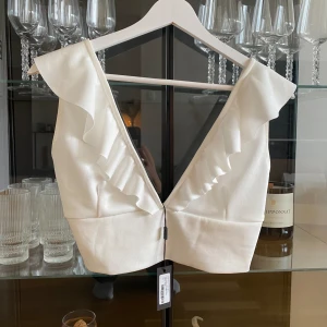 Vit topp - Vit topp med volanger, perfekt till studentfirandet, från Nelly