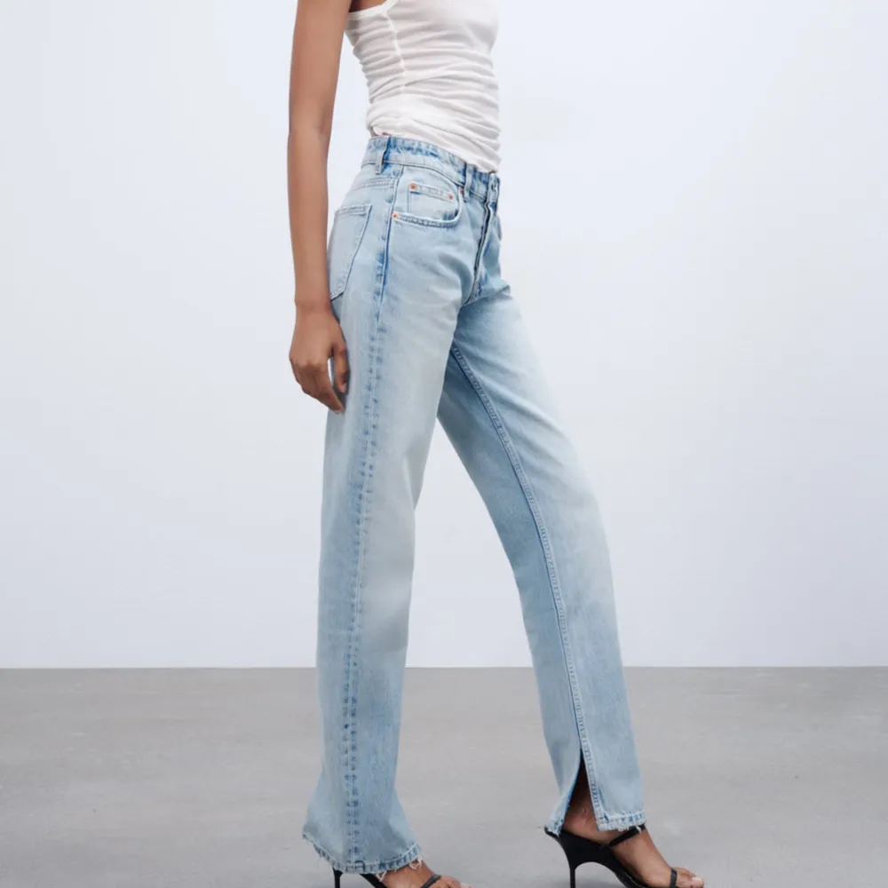 Säljer ett par fina zara jeans i bra skick! . Jeans & Byxor.