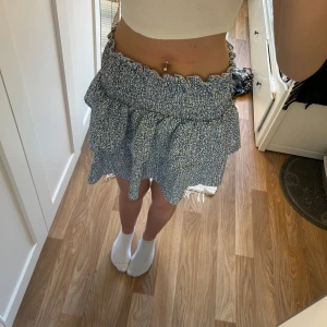 Blommig volangkjol🌸 - Jättesöt blommig volangkjol som inte kommer till användning längre🌸💞