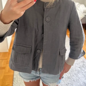 Trekvartsärmad jacka - Trekvartsärmad grå jacka. Säljer pga att den inte kommit till stor användning. Passar en S och M❤️