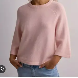 Superfin rosa stickad tröja, storlek medium men passar även Small! Väldigt fin och endast använd 1 gång! 