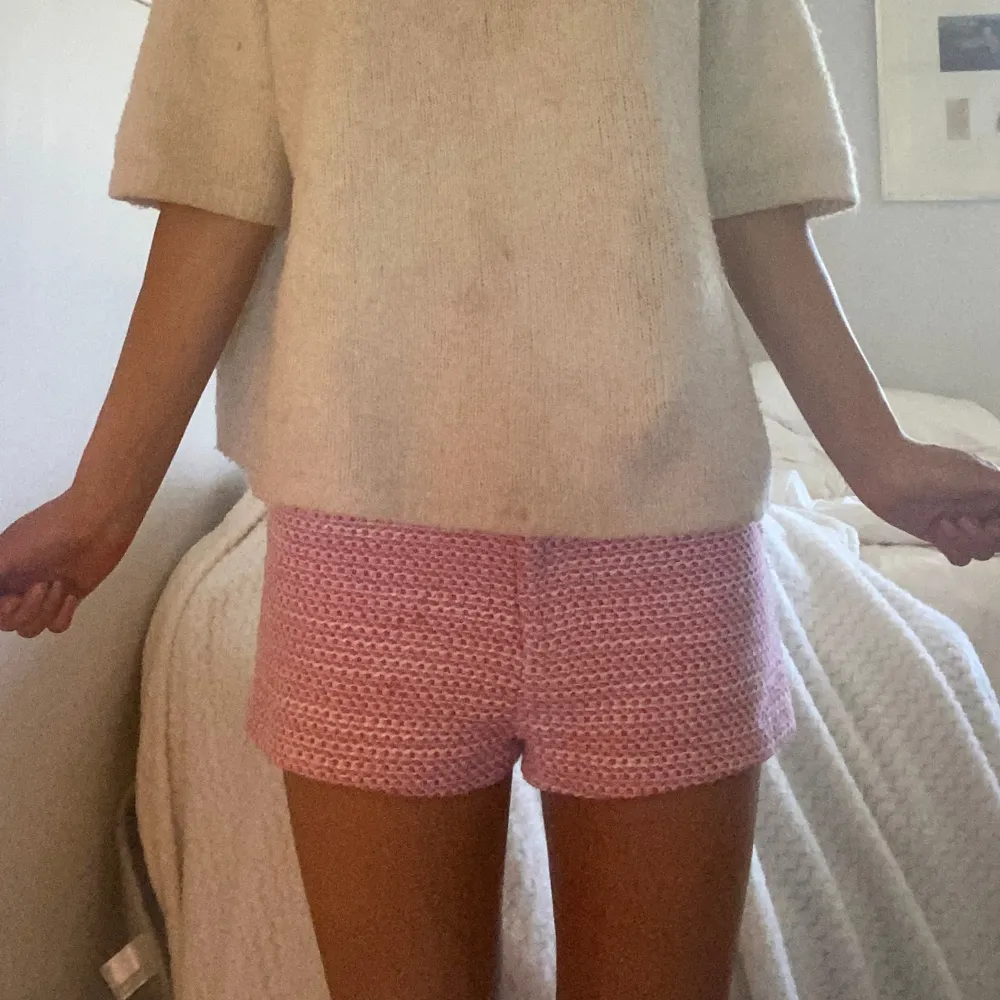 söta tygshorts från Zara i fint skick! Använda men utan synliga defekter❤️ var inte rädd för att skriva om du har nån fråga😊🫶🏼. Shorts.