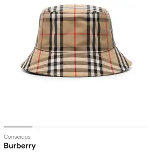 Säljer denna fina burberry hatt, köpt på plick men den kom aldrig till användning. Den är som nytt skick skriv privat för flera bilder! 