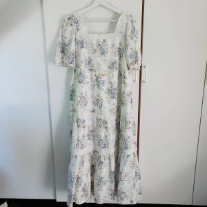 Blommig klänning  - Storlek M, aldrig använd. 