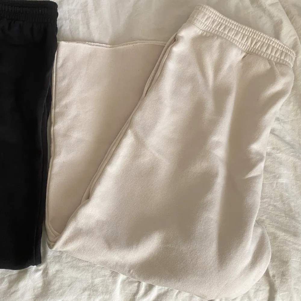 (Svart Såld) Svarta har snören och beige har inte, inte exakt samma model, svarta använda mer än 4 gånger, beige använd 1-2 gånger, (kontakta innan köp nu!) . Farkut & Housut.