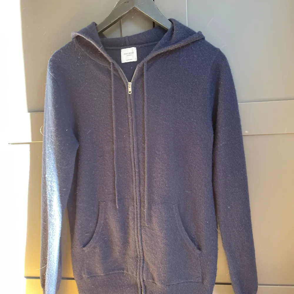 Tja, en John Henric hoodie! Färg; mörkblå, skick: 8/10. Size S. Kontakta vi frågor!. Hoodies.