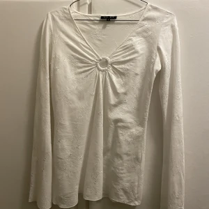 Vit blus  - Jättefin blus från BikBok! Säljer pga att den sitter ganska tight i armhålorna och över bysten på mig💗