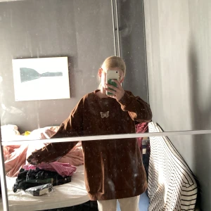 Brun fjärilströja - Lite nopprig  St: xs men stor i storleken Väl använd 