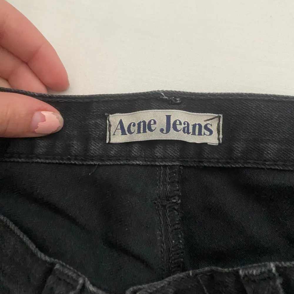 Svarta vintage jeans från acne! Skulle säga att dom är Mid/lowwaist Hör av er om frågor 💕. Jeans & Byxor.